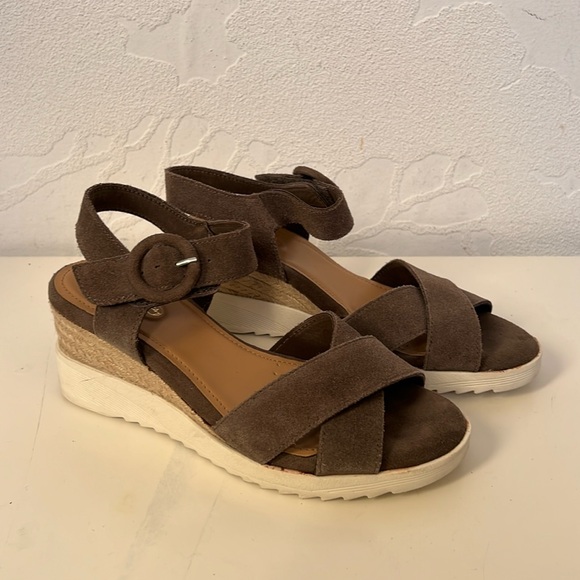 EVOLVE 24/7 Women’s Brown Suede Criss Cross Buckle Wedge Sandal Size 6 - Picture 1 of 12